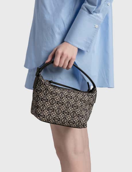 Loewe Cube Loewe Small Cubi Bag HBX HYPEBEAST 為您搜羅全球潮流時尚品牌