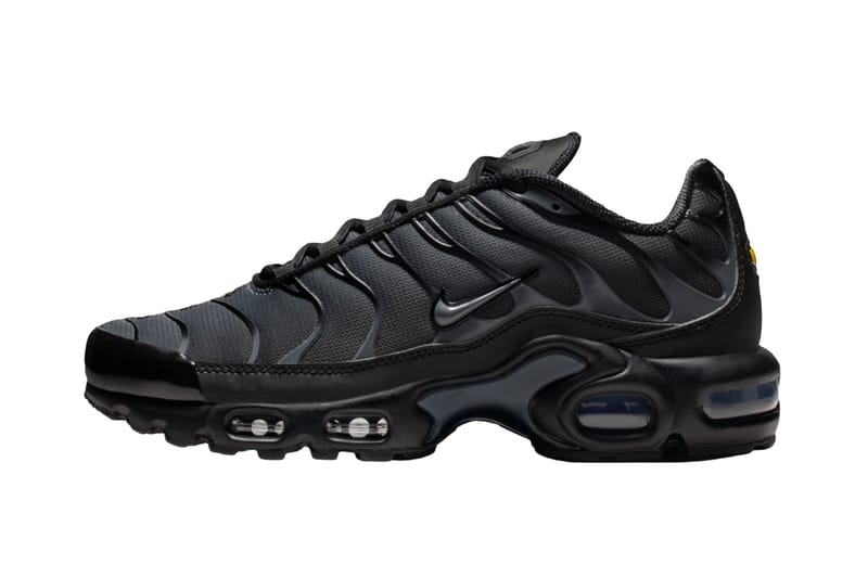 ชมภาพทางการ Nike Air Max Plus “Black/Metallic Silver”