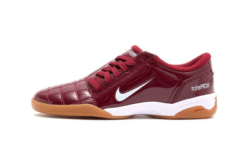 Nike เติมความจัดจ้านให้ Total 90 III “Team Red” ด้วยหนังแก้วสุดหรู