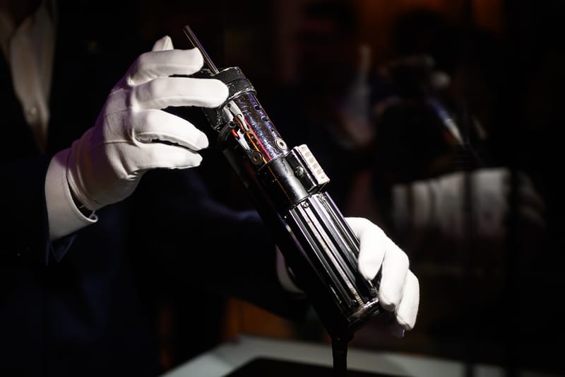 ดาบไลท์เซเบอร์ของ Darth Vader จาก 'Star Wars: The Empire Strikes Back' เคาะขาย 3.6 ล้านดอลลาร์สหรัฐ
