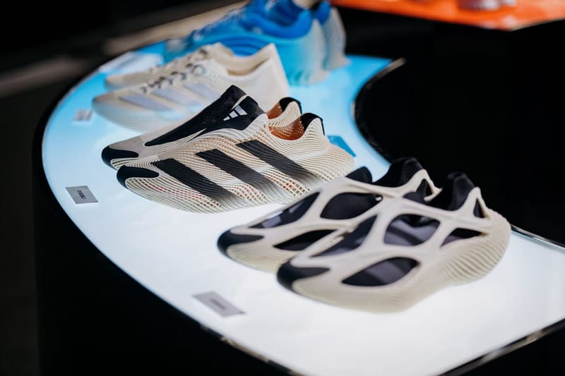 adidas เผยรองเท้าที่กำลังจะเปิดตัวบนรันเวย์ “POWER OF THREE”