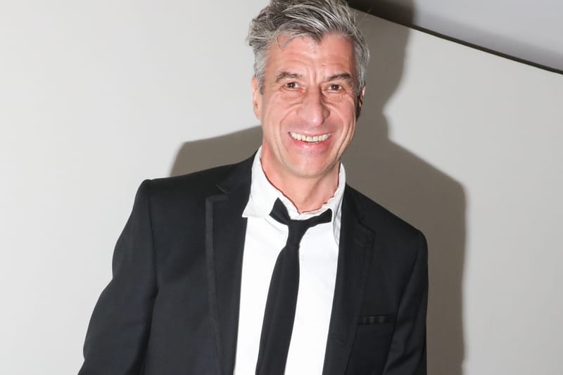 Maurizio Cattelan เนรมิต RenBen 2026 ให้กลายเป็นผืนผ้าใบสุดแสบของตัวเอง