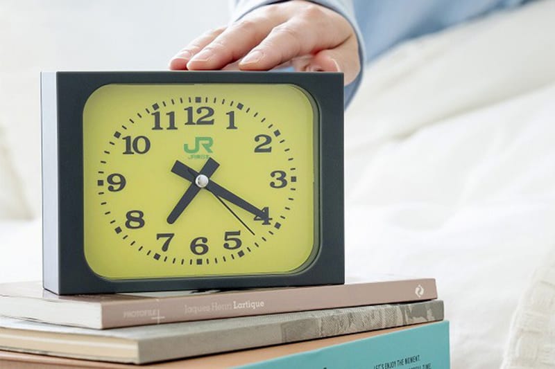 ถึงเวลาเก็บสะสม: นาฬิกา Fluorescent Station Clock สุดไอคอนิกของ JR East กลายเป็นนาฬิกาตั้งโต๊ะให้คุณเป็นเจ้าของแล้ว