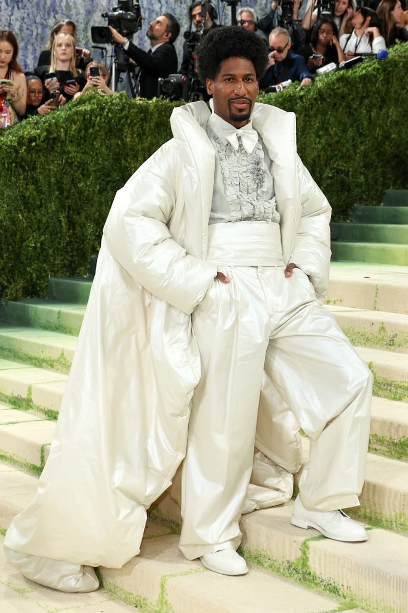 Fit Check: Jon Batiste และ ERL แชนเนล Barkley L. Hendricks สู่ลุคประติมากรรมบนพรมแดง Met Gala