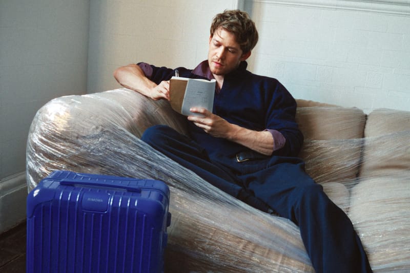 RIMOWA เผยโฉมกระเป๋าเดินทางเฉดสีใหม่ Umber และ Ultramarine เนรมิตเม็ดสีเก่าแก่หลายศตวรรษให้กลายเป็นไอเท็มสีแมตช์กันทั้งใบ