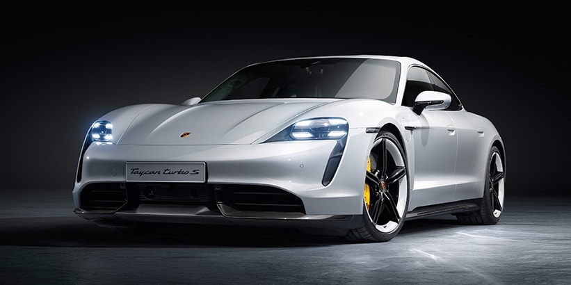 Porsche offre une pub folle à son nouveau modèle électrique