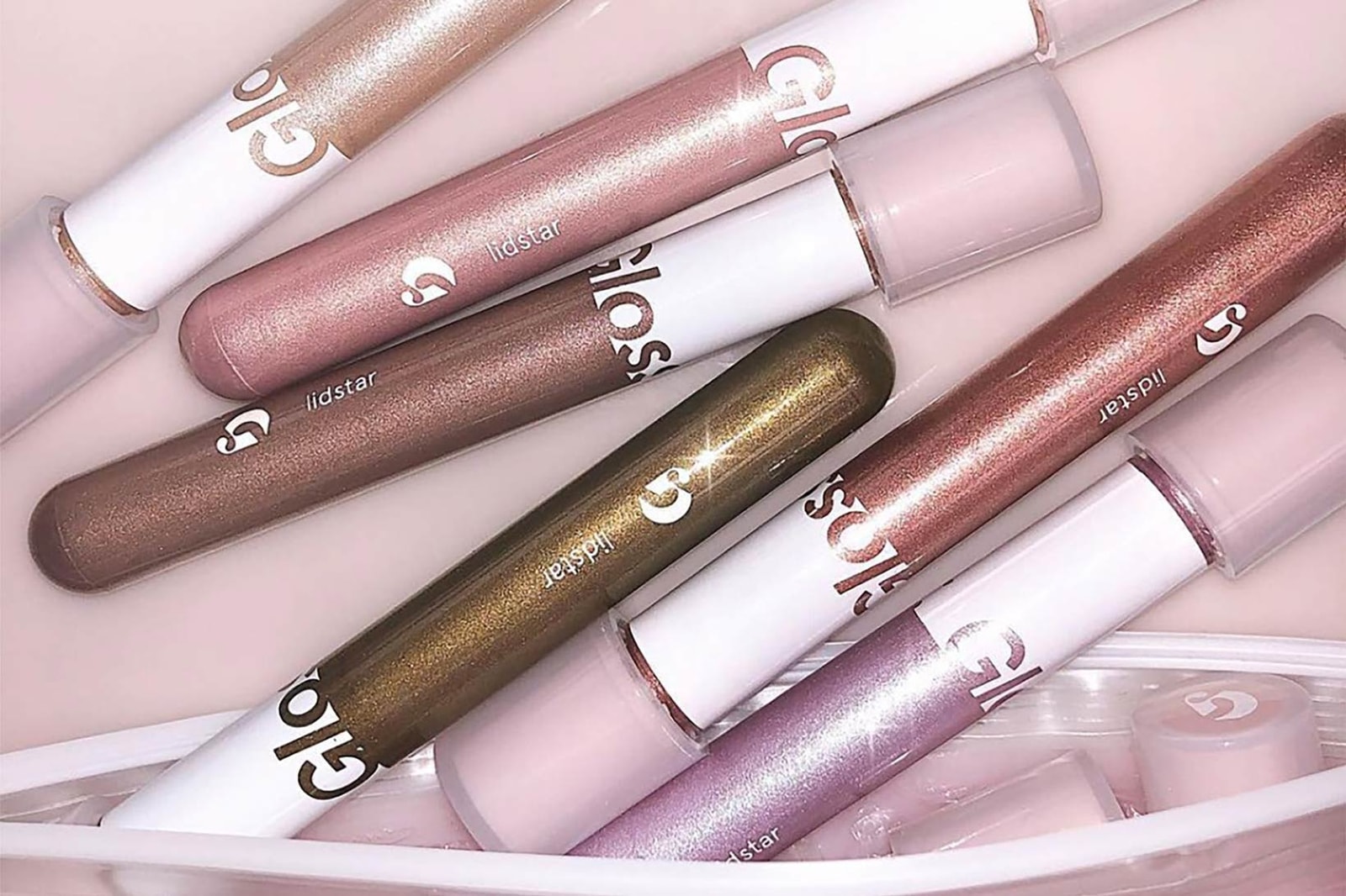 Glossier eyeshadow making How to Get Glossy Eyeshadow Look That Lasts | HYPEBAE