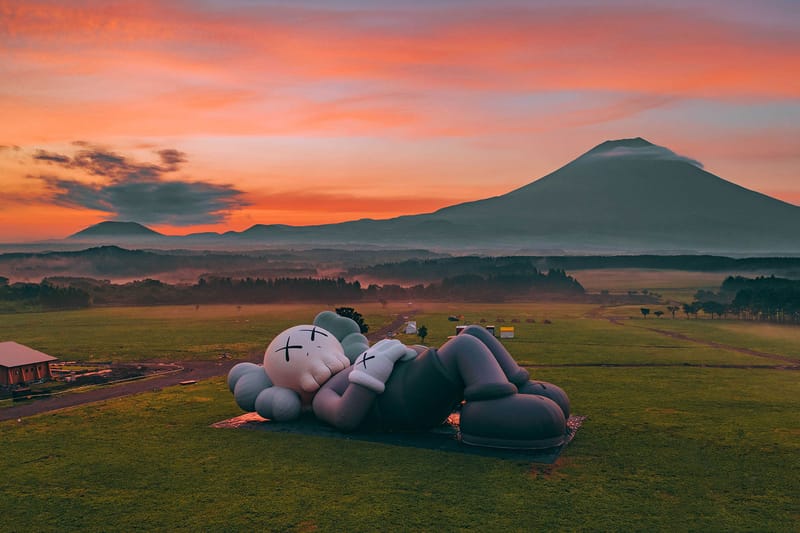 KAWS:HOLIDAY' Lands in Fourth Stop, Mount Fuji | Hypebae KAWS:HOLIDAY' Lands in Fourth Stop, Mount Fuji | Hypebae