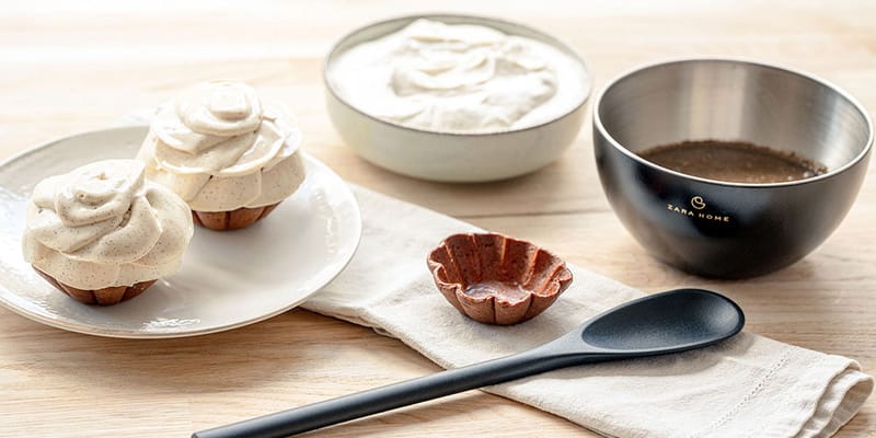 ZARA グリッタールーフハウスセラミックオーナメント　3点セット BOROSILICATE GLASS AND WOOD CRUET SET | Zara Home United States of