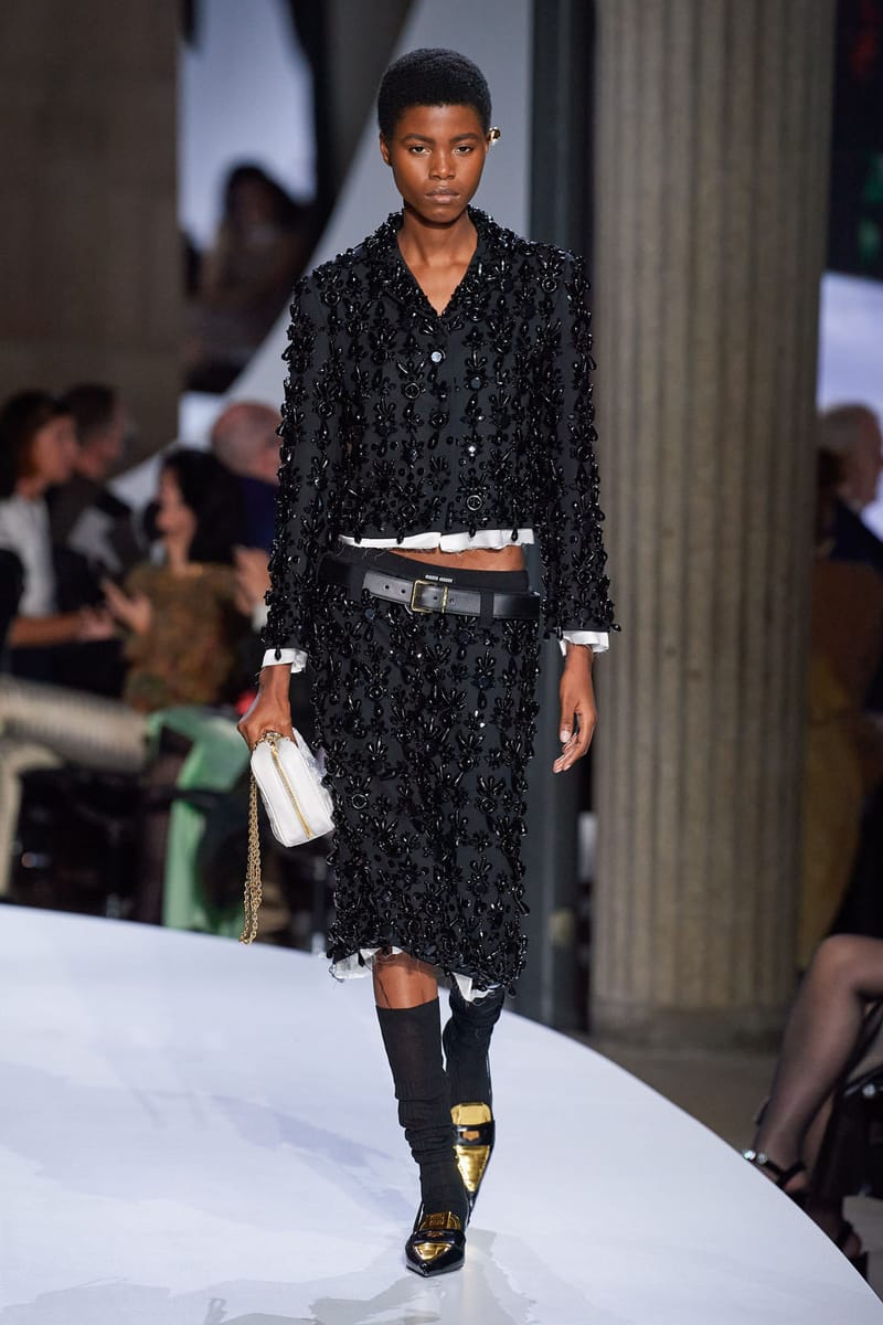 sacai  コレクションニットmiumiumamepradaceline Miu Miu Reveals New Balance 574 Collab on Runway | Hypebae