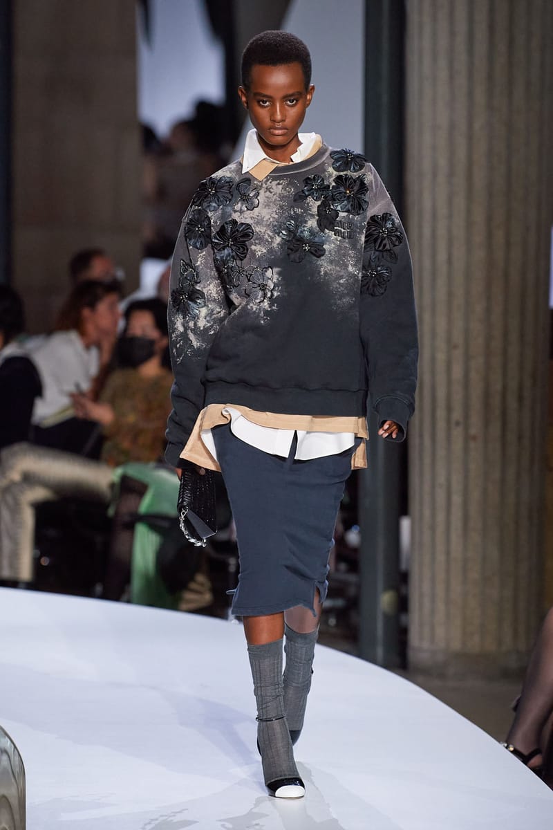 sacai  コレクションニットmiumiumamepradaceline Miu Miu Reveals New Balance 574 Collab on Runway | Hypebae