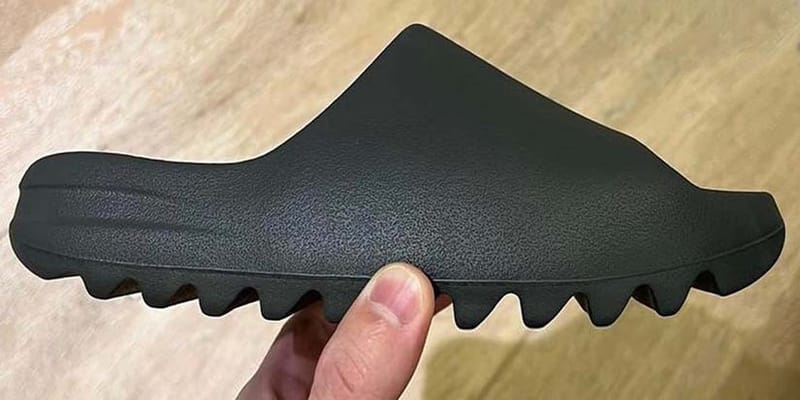 adidas YEEZY SLIDE Releases in Black Colorway | Hypebae