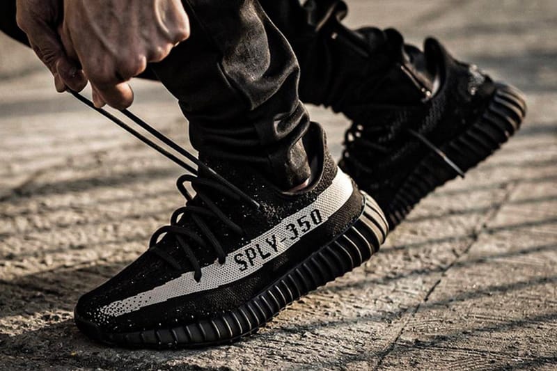 スニーカー  yeezy boost 350 V2 Oreo adidas YEEZY BOOST 350 V2 