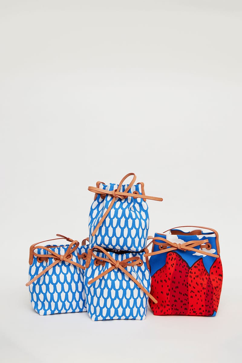 美品 22SS mansur gavriel マンサーガブリエル × marimekko マリメッコ ショルダーバッグ クロスボディ キャンバス カバン レッド レディース 古着 中古 USED Marimekko x Mansur Gavriel Handbag Collaboration | Hypebae