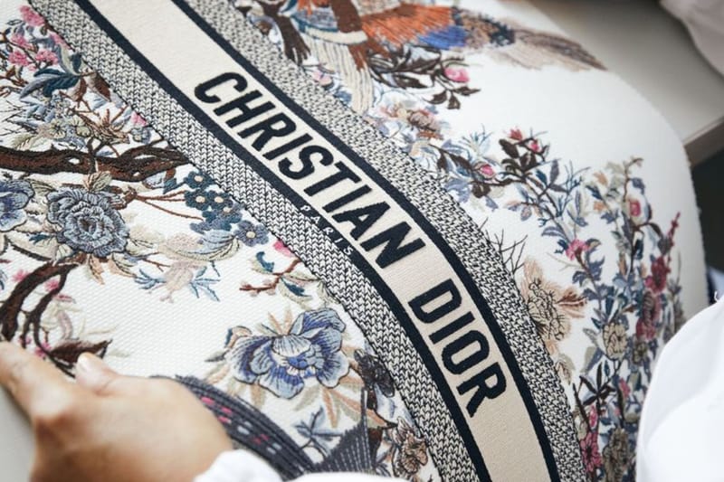 Dior ディオール　ミッツァ　JARDIN D'HIVER 冬の庭 Dior Winter Garden Pattern Book Tote Bag | Hypebae