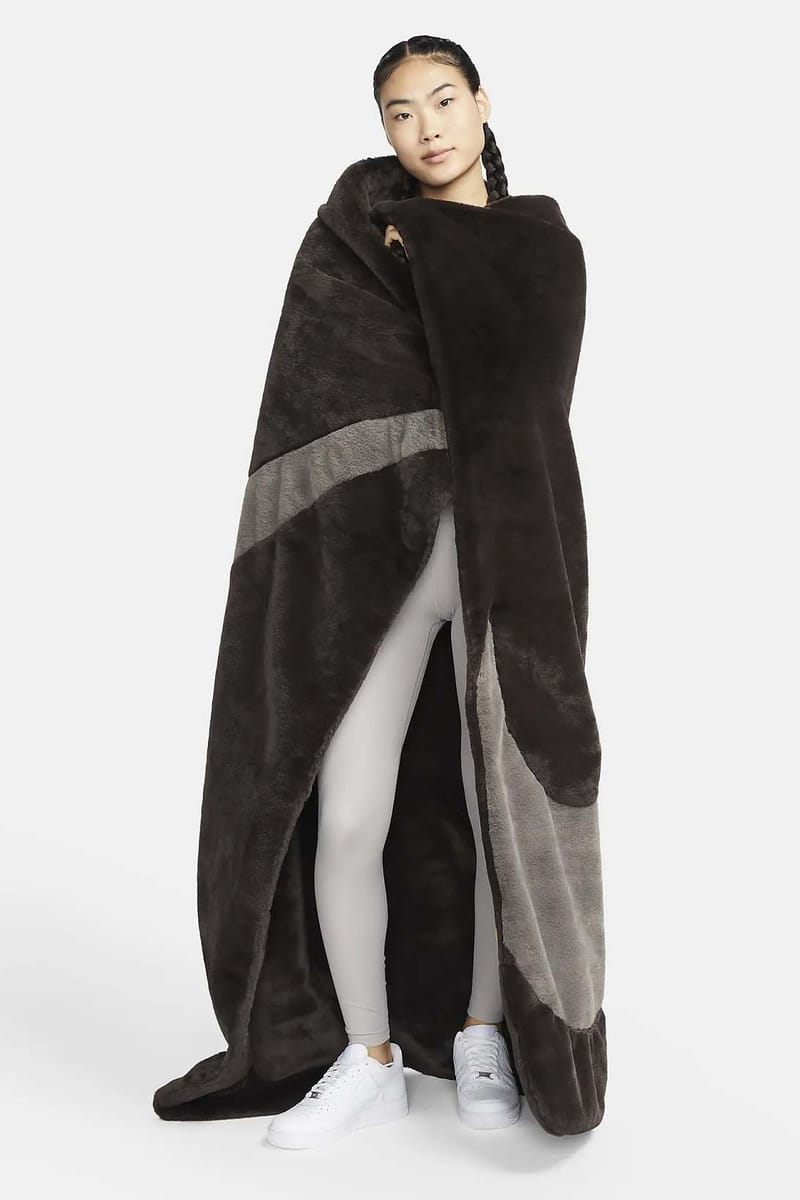 NIKE フェイクファーブランケット　DO3793-220 Nike Faux Fur Swoosh Blanket Restocks for Fall | Hypebae