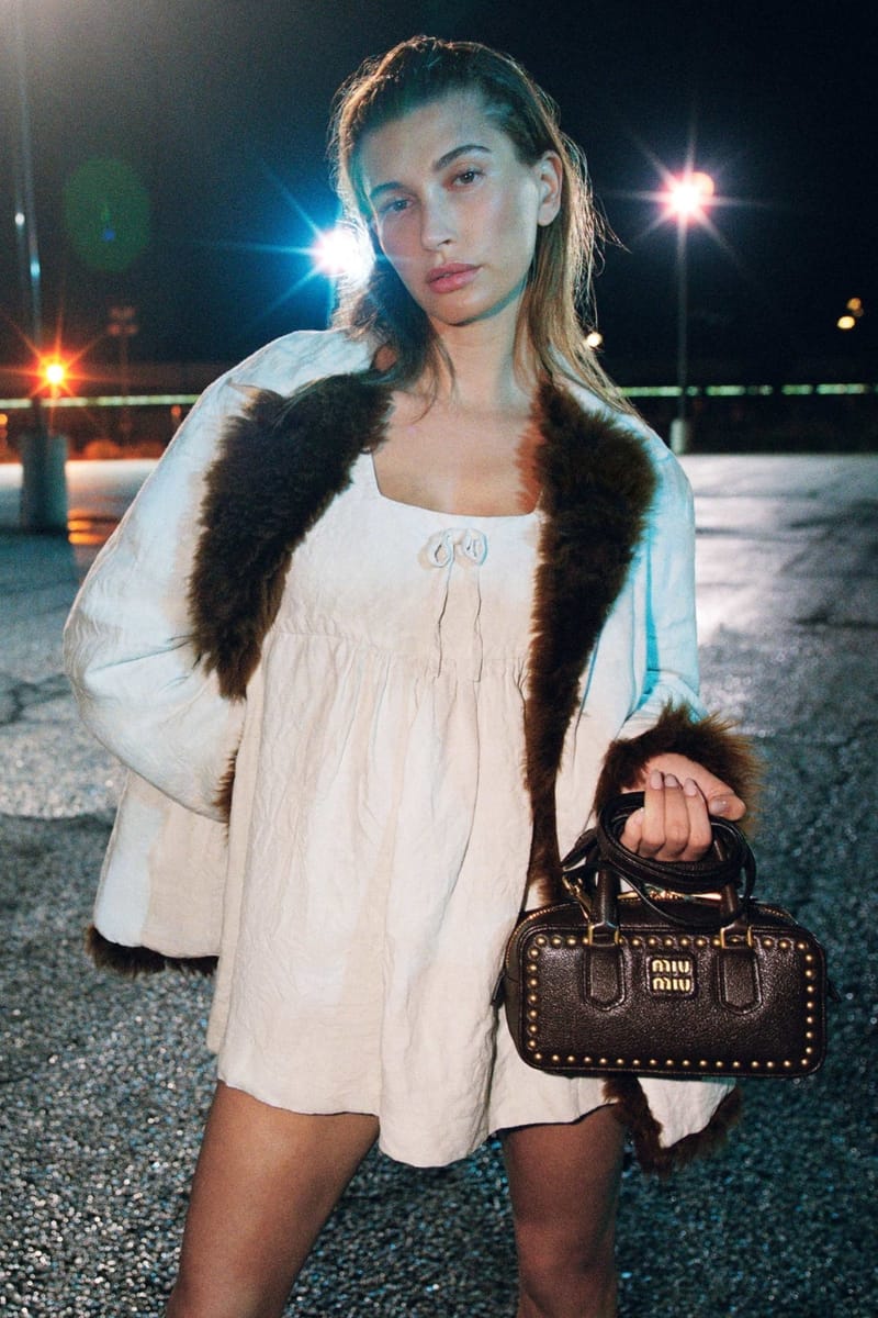Miu Miu ノースリーブ ビジューボタン付きまし ミュウミュウ2026年秋冬キャンペーンにヘイリー・ビーバーが登場 | Hypebae