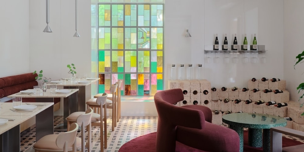 Six Coffee + Wine em Almaty, Cazaquistão, por NAAW Studio | Hypebeast