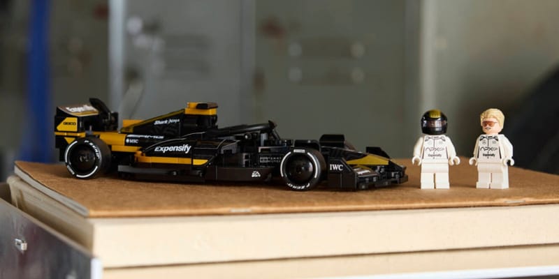 Informações de lançamento do LEGO F1 The Movie APXGP Team Race Car