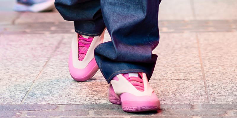 Shai Gilgeous-Alexander aparece com o novo Converse SHAI 001 rosa