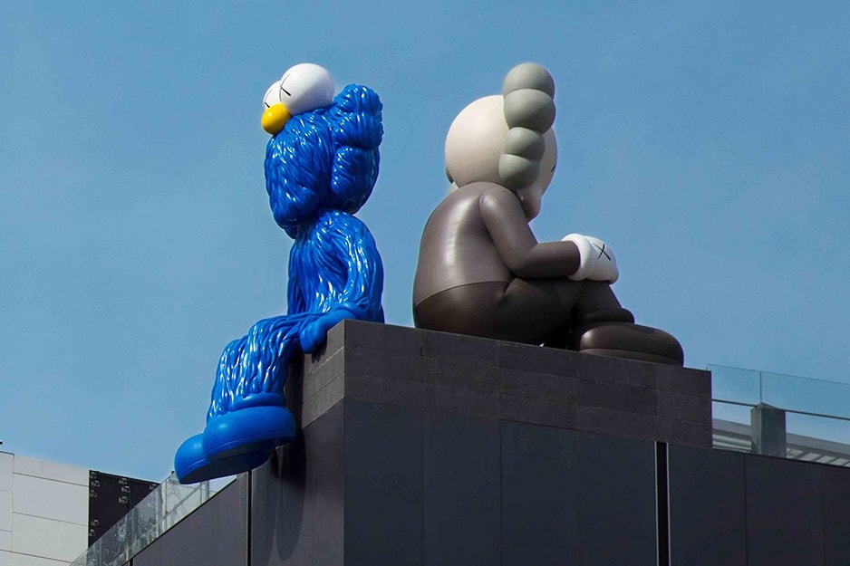 KAWS 全新雕塑「KAWS:SEEING/WATCHING」正式登场 | Hypebeast