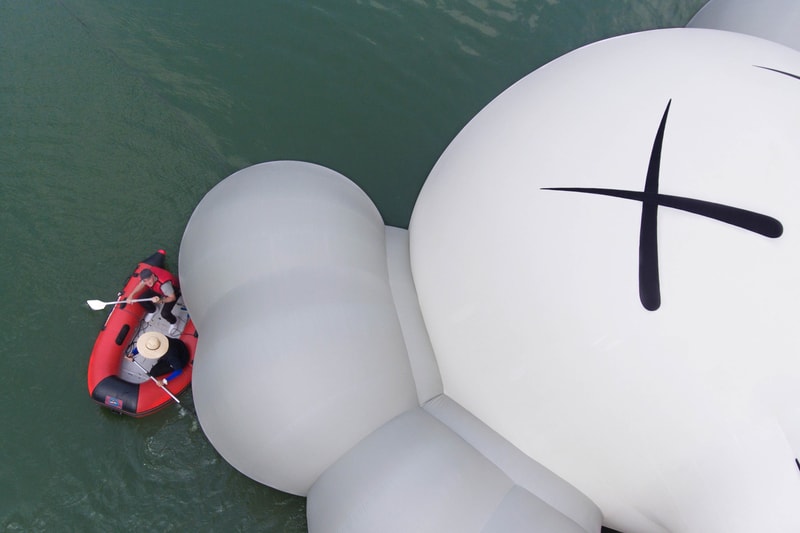 KAWS 首个水上漂浮雕塑作品「KAWS:HOLIDAY」正式登场 | Hypebeast