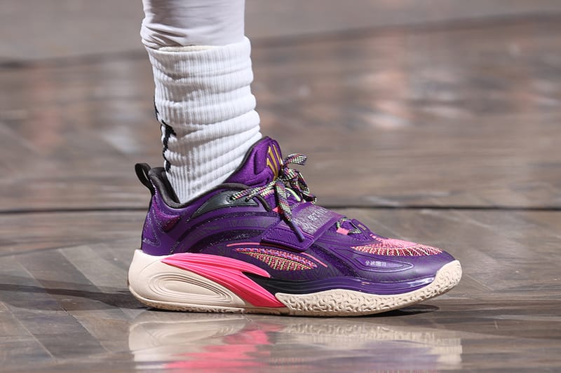 Kyrie Irving 率先着用个人最新签名战靴：ANTA Kai 1「Artist On Court
