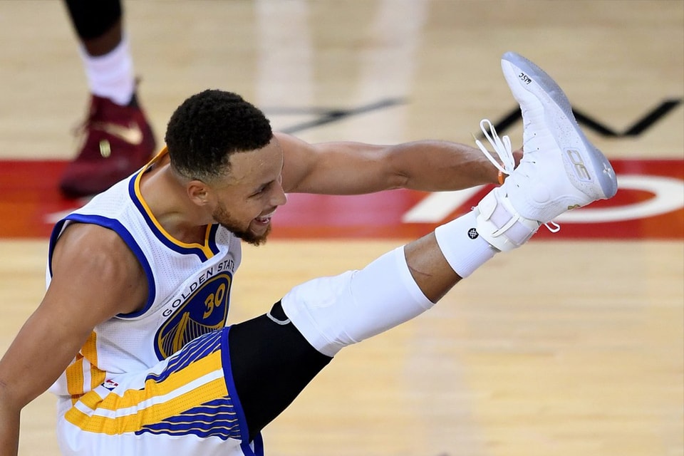 stephen curry wearing curry 4