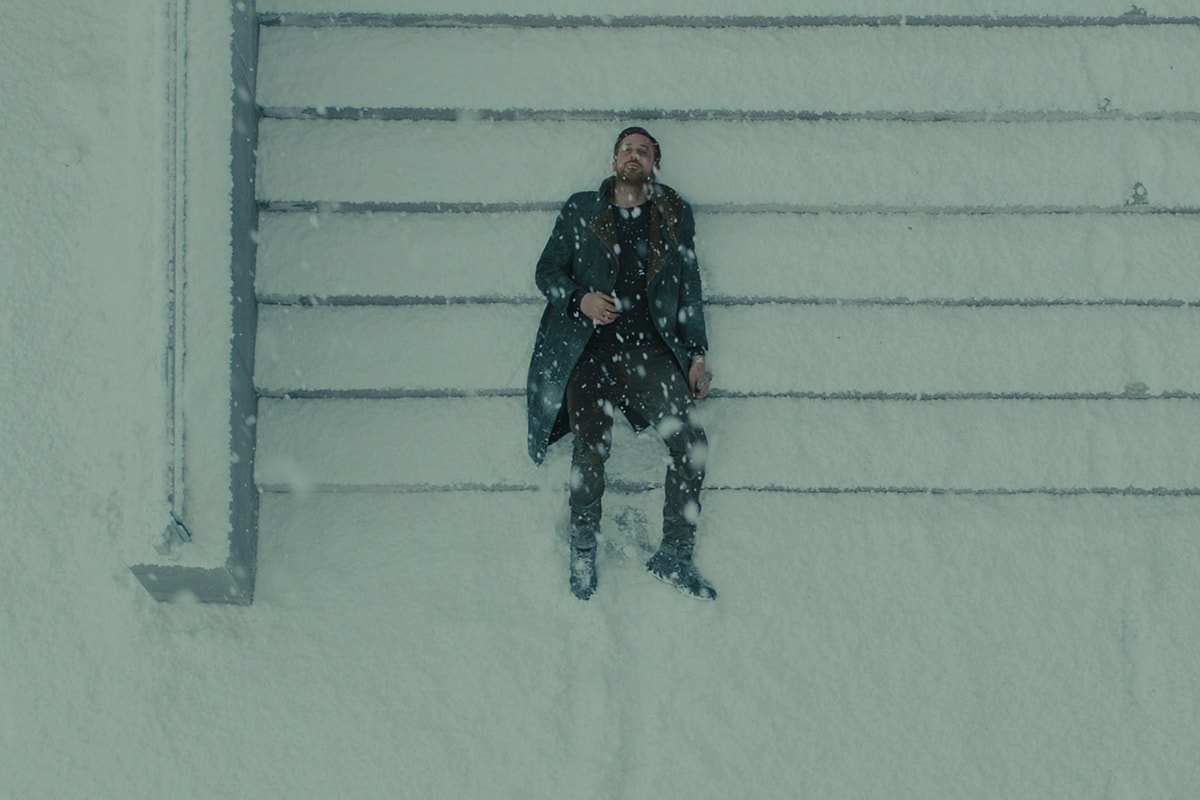 Бегущий по лезвию 2049 Райан Гослинг на ступеньках