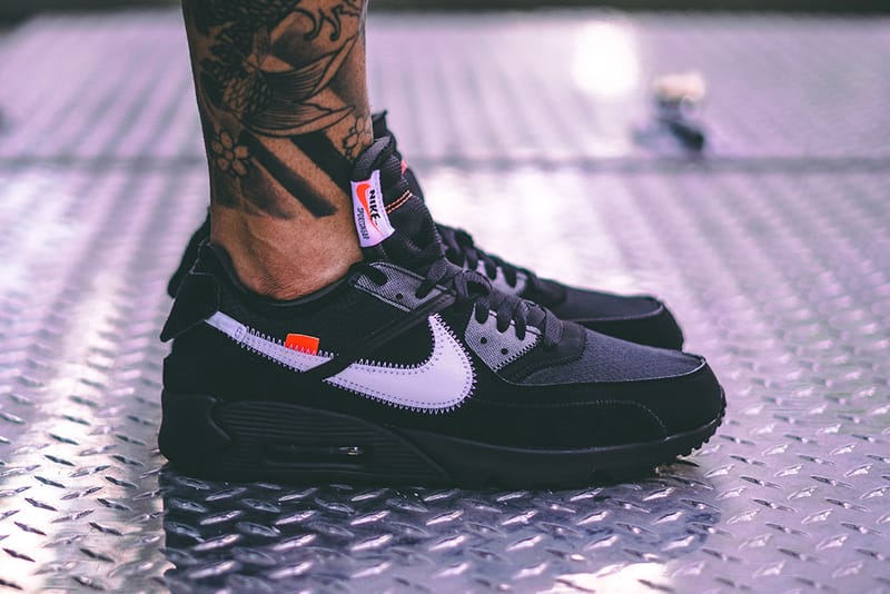 Off-White™ x Nike Air Max 90 全新黑色版本上腳一覽| Hypebeast