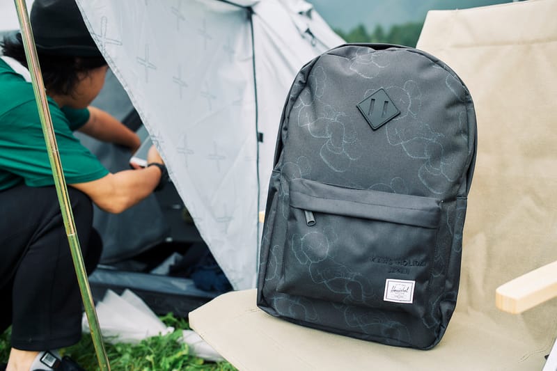 Herschel Supply 攜手KAWS 打造《KAWS: HOLIDAY》日本站合作包款 Herschel Supply 攜手KAWS 打造《KAWS: HOLIDAY》日本站合作包款