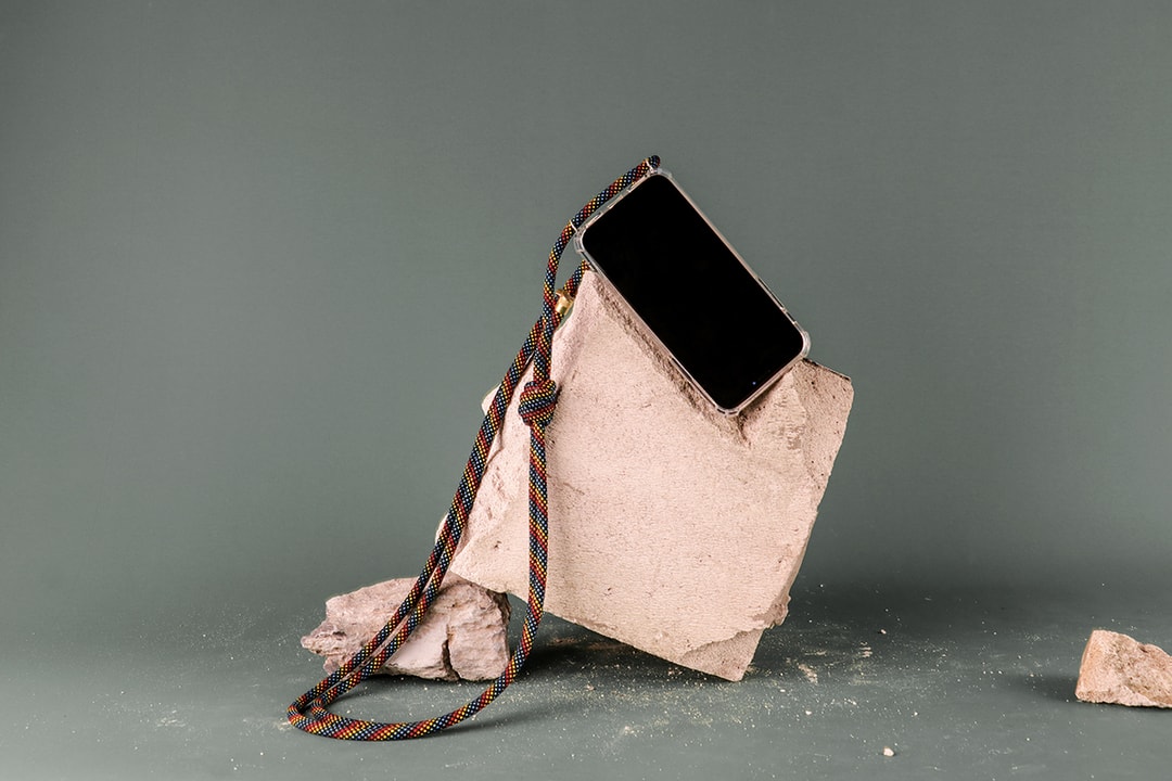 Topologie 推出斜肩式手機殼 Crossbody Phone Case Hypebeast