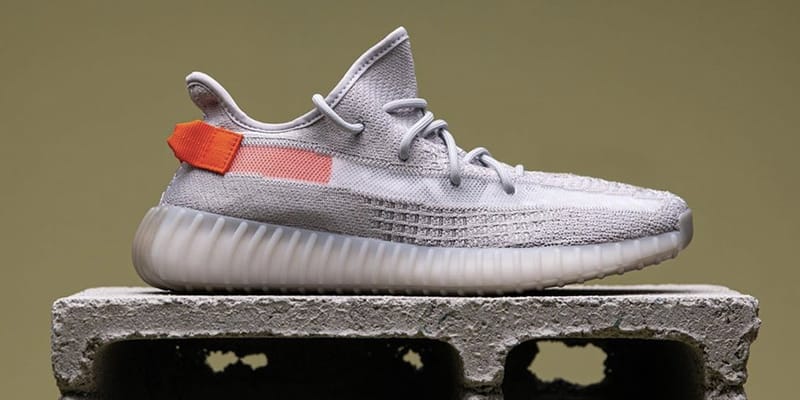 adidas YEEZY BOOST 350 V2 最新配色「Tail Light」全新圖輯曝光