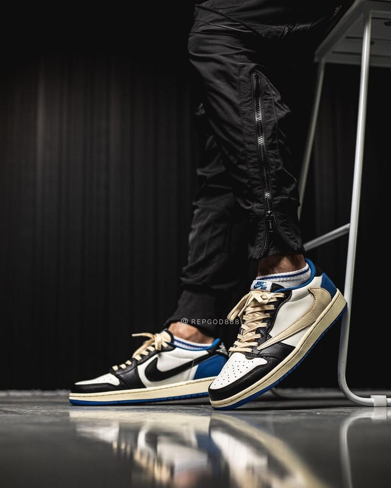 Travis Scott x fragment x Air Jordan 1 Low 三方聯乘鞋款清晰上腳圖