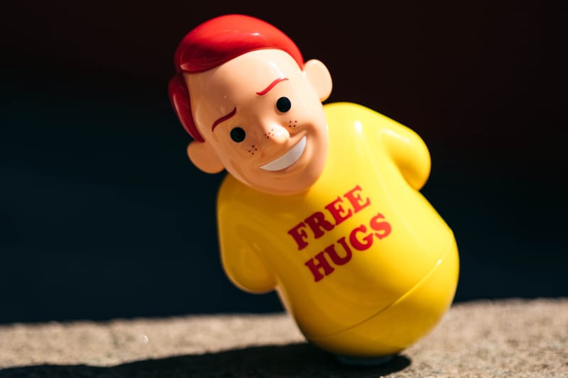 Joan Cornellà 全新《Free Hugs》搪膠公仔正式發佈| Hypebeast