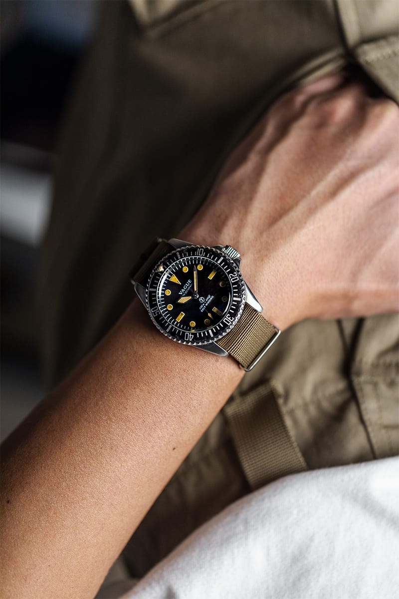 日本腕錶品牌Vague Watch Co. 攜手HOAX 復刻70 年代英軍潛水錶款