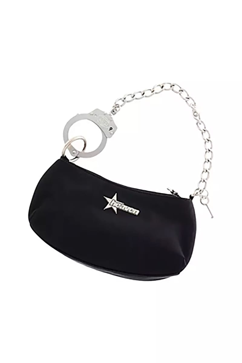 Heaven by Marc Jacobs 攜手CUFFZ 打造最新手銬造型肩包| Hypebeast