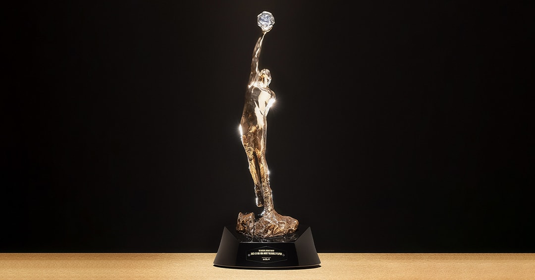 率先近賞 NBA 全新例行賽 MVP 獎盃「The Michael Jordan Trophy」 | Hypebeast