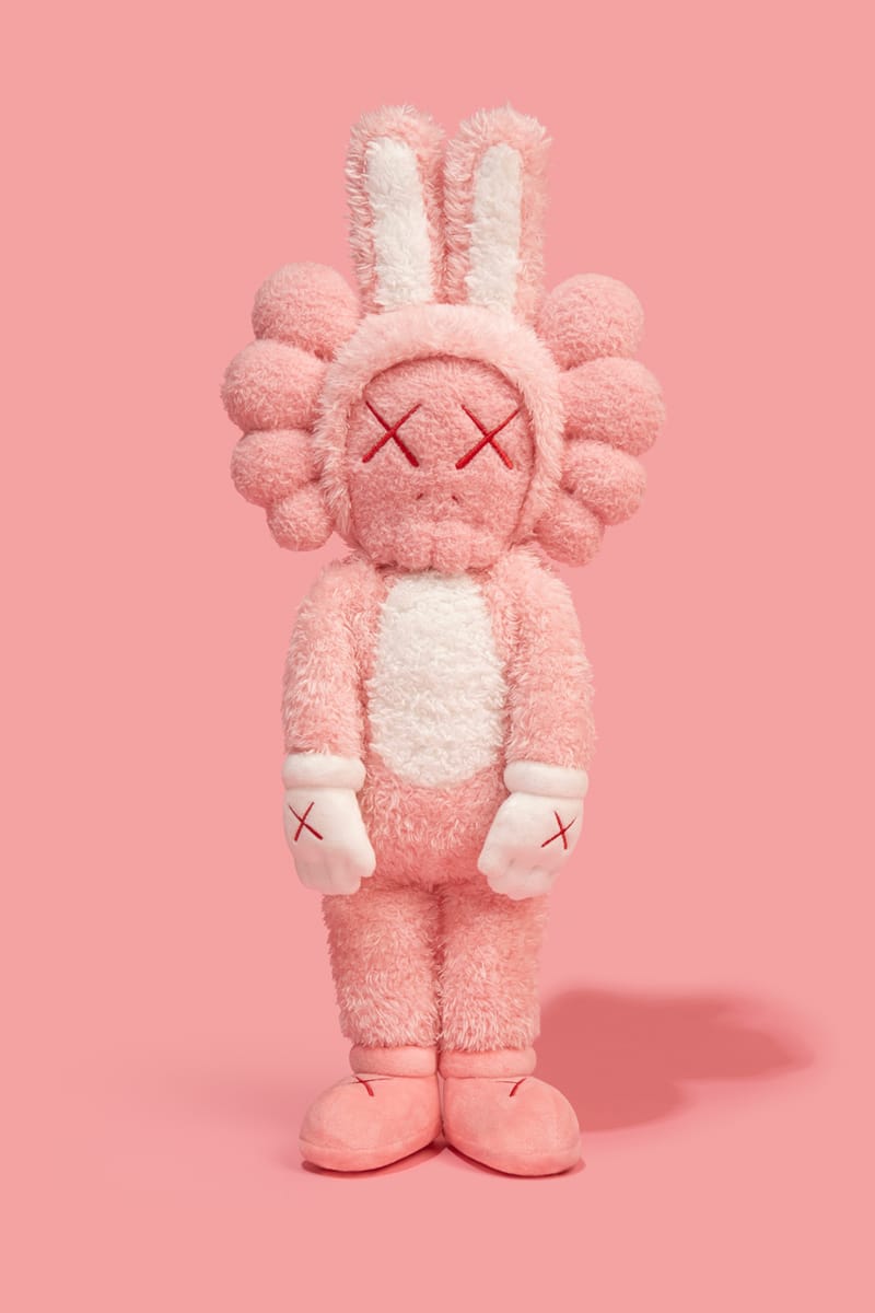 KAWS 正式推出全新ACCOMPLICE 毛絨玩偶與燈籠配飾| Hypebeast