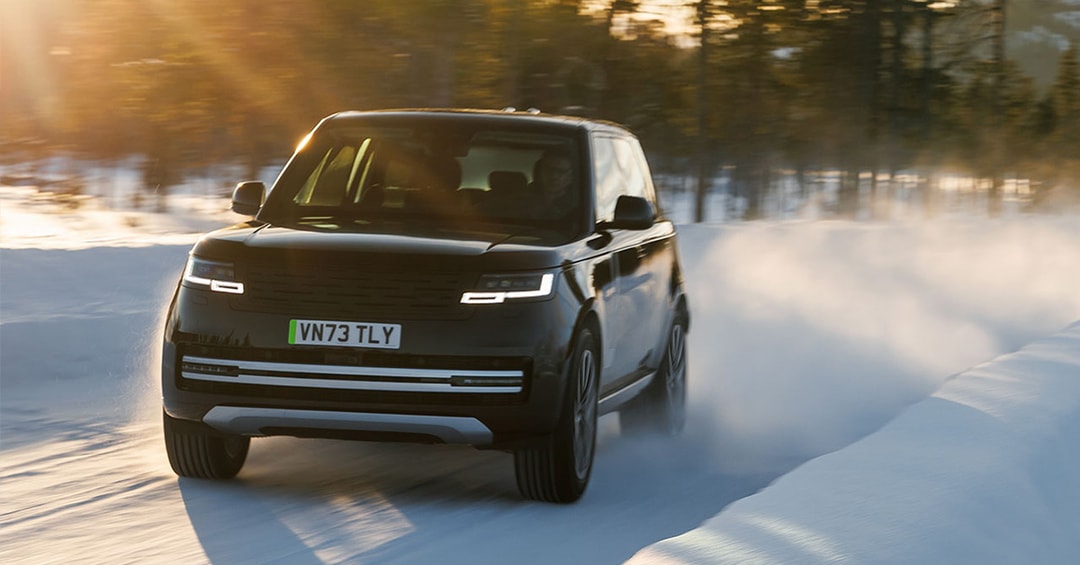 首款電能化 Range Rover 原型車於北極圈展開測試 | Hypebeast