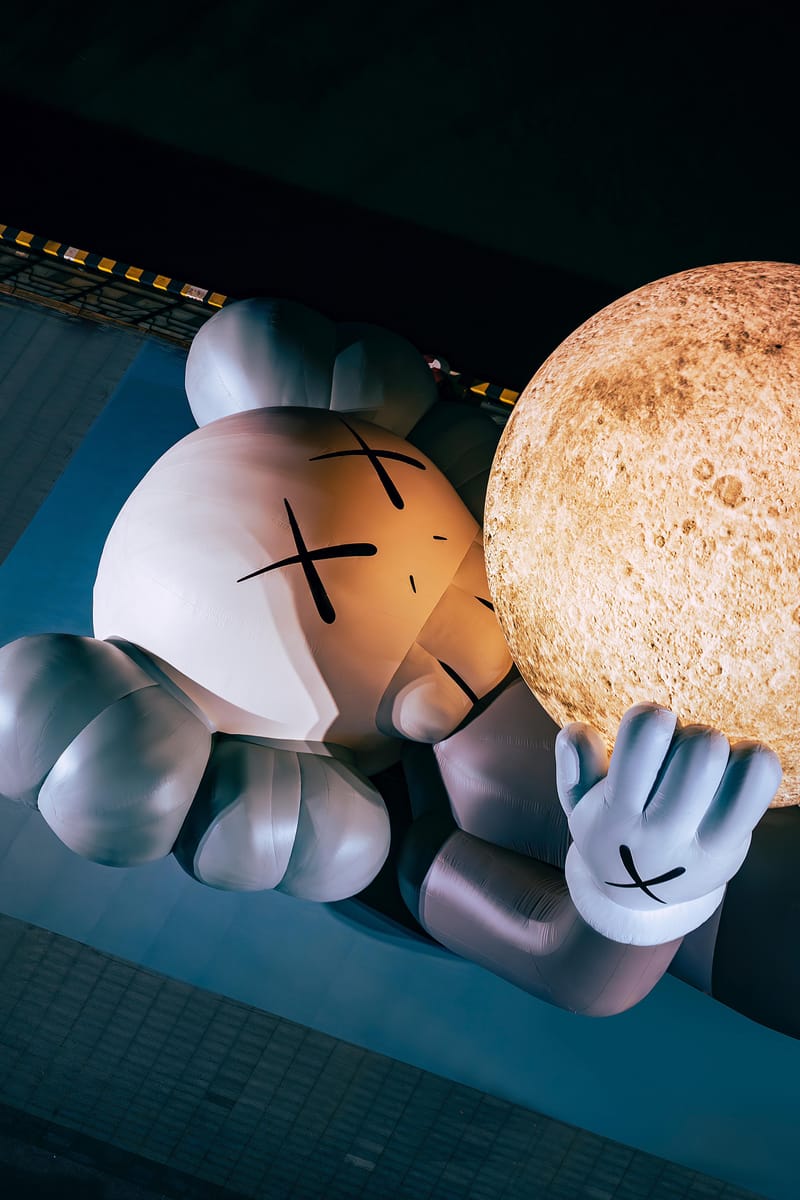 KAWS:HOLIDAY》上海站正式開幕進駐上海著名地標北外灘碼頭| Hypebeast