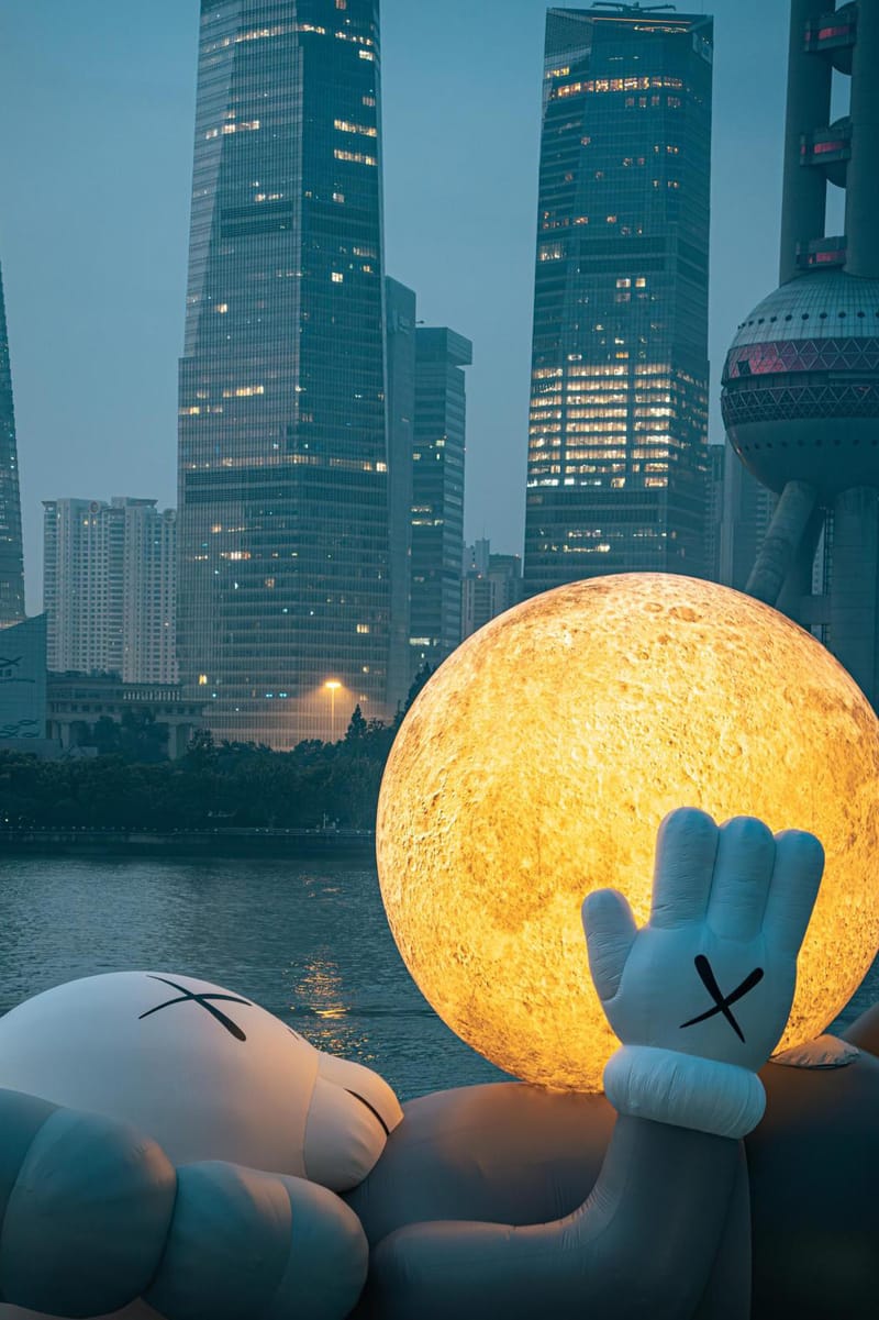 KAWS:HOLIDAY》上海站正式開幕進駐上海著名地標北外灘碼頭| Hypebeast