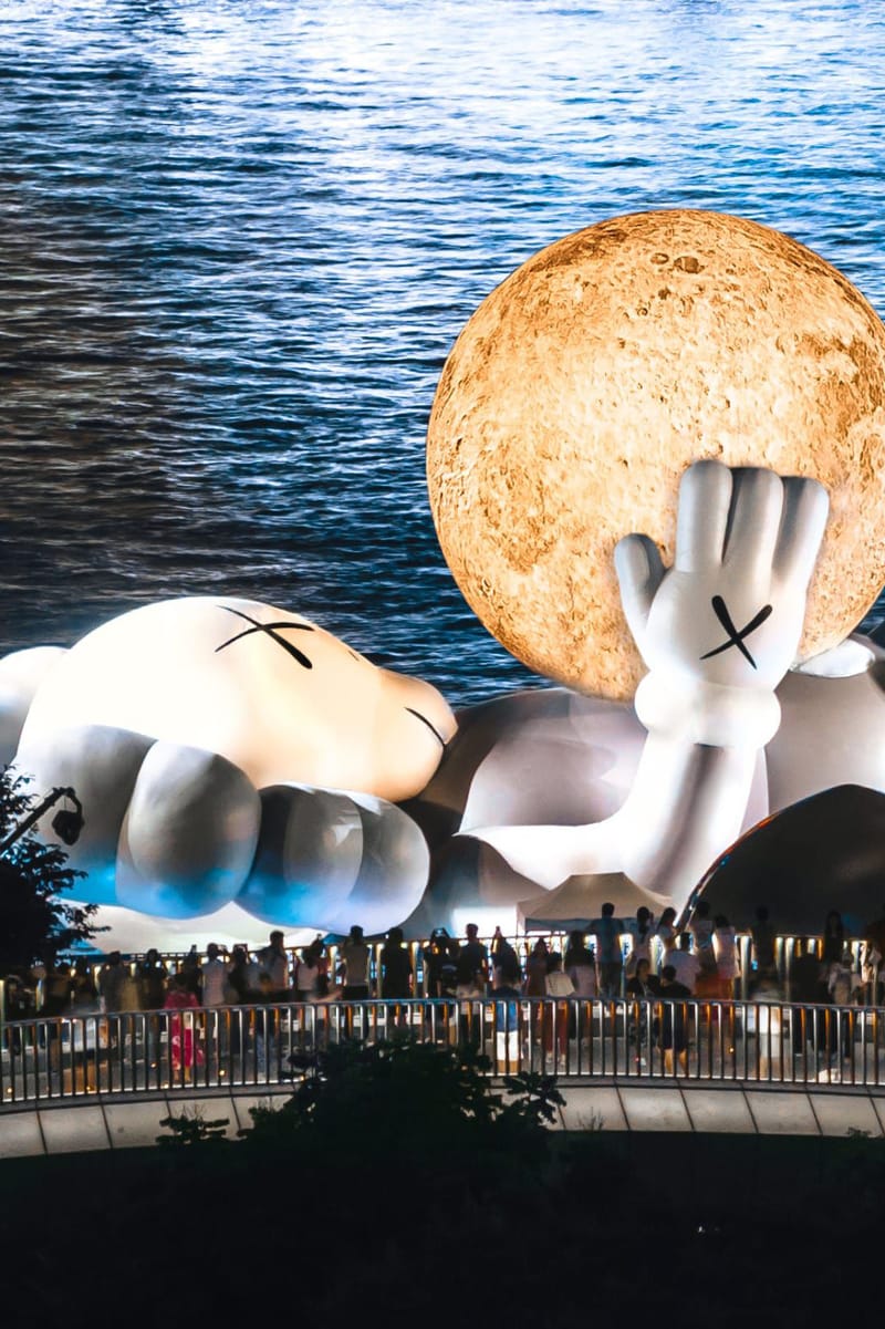 KAWS:HOLIDAY》上海站正式開幕進駐上海著名地標北外灘碼頭| Hypebeast