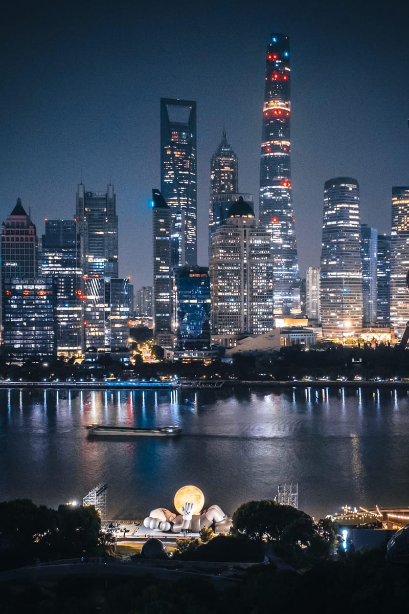 KAWS:HOLIDAY》上海站正式開幕進駐上海著名地標北外灘碼頭| Hypebeast