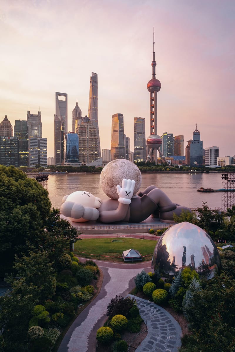 KAWS:HOLIDAY》上海站正式開幕進駐上海著名地標北外灘碼頭| Hypebeast