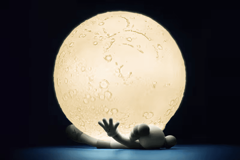 AllRightsReserved 攜手KAWS 推出全新桌燈「BIG MOON」 | Hypebeast