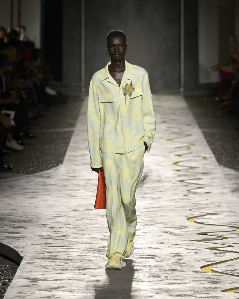 Versace 正式發佈 2025 春夏系列大秀 | Hypebeast