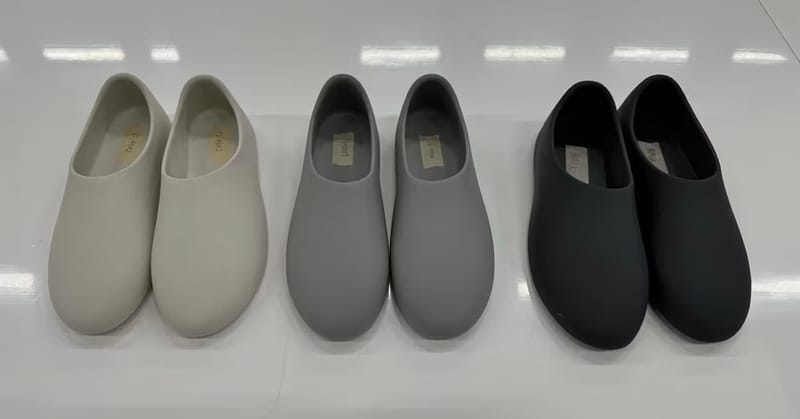 Ye 曝光YZY 話題極簡套穿式鞋款SL-01 全新配色系列| Hypebeast