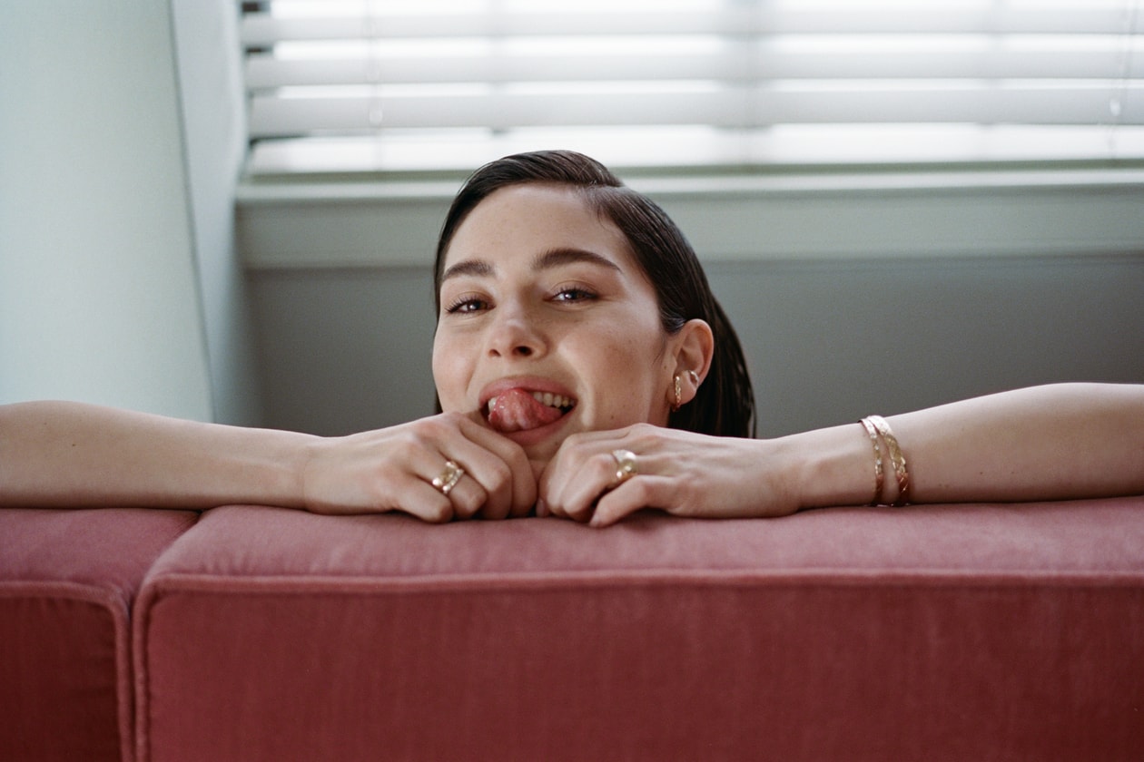 化身迷人「Seeker」穿梭 Chateau Marmont,Jennie 攜手 Gracie Abrams 演繹 CHANEL Coco ...