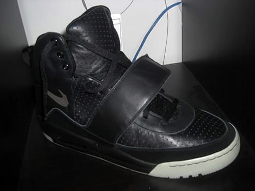 Nike yeezy cheap black glow sample